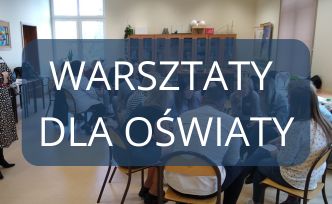 Napis : Warsztaty dla oświaty. W tle sala z nauczycielami siedzącymi w sali.