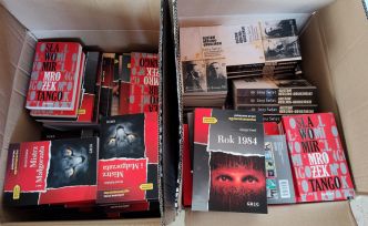 Dwa otwarte kartony pełne książek.