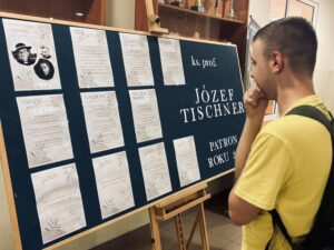 Gazetka korkowa na którą patrzy uczeń.