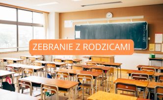 Sala lekcyjne, ławki i krzesła. Na środki tablica.