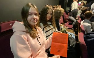 Grupa uczniów w teatrze - siedzą na widowni