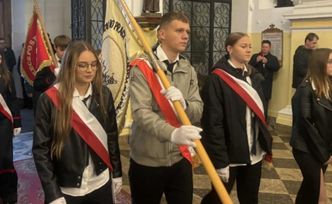 TROJE UCZNIÓW Z POCZTEM SZTANDAROWYM