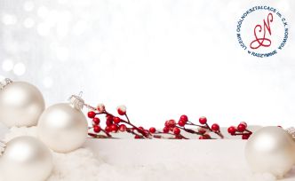 Kartka świąteczna w jasnych kolorach, białe bombki i czerwone gałązki, w rogu logo szkoły.