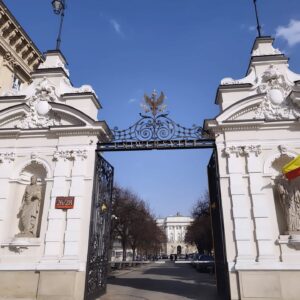Brama wejściowa na campus Uniwersytetu Warszawskiego. 