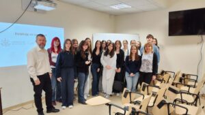 Zdjęcie grupowe uczestników spotkania. 