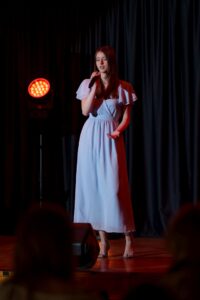 Dziewczyna śpiewająca na scenie. 