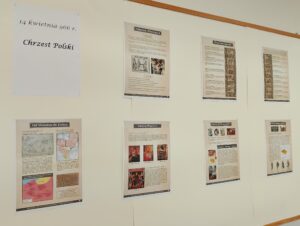 Uczniowie siedzą w klasie lekcyjnej