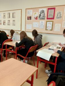 Uczniowie siedzą w klasie lekcyjnej