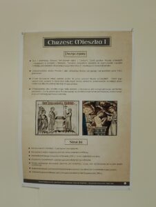 Zbliżenie na plakat na szkolnej gazetce.