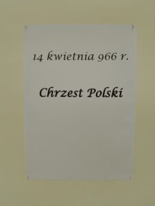 Napis na szkolnej gazetce: 14 kwietnia 966 r. Chrzest Polski