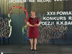 Dyrektor Zespołu Szkół w Tłuszczu przemawiająca na scenie.