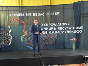 Starosta Wołomiński przemawiający na scenie.