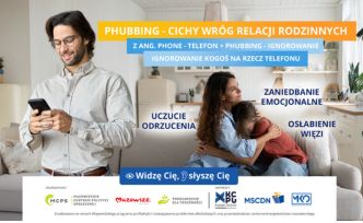 Mężczyzna skupiony na telefonie, a obok kobieta z dzieckiem siedzą na kanapie przytuleni.