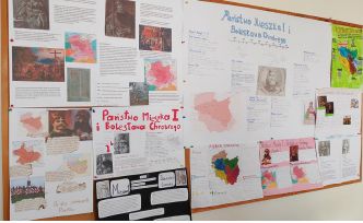 Gazetka ścienna z plakatami o chrzcie Polski