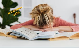 Kobieta leżąca z głową na książkach