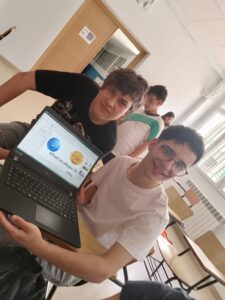 Dwoje uczniów w klasie pokazują ekran laptopa 