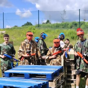Kilka osób podczas gry w paintballa.