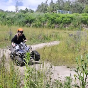 Jedna osoba jadąca na quadzie.