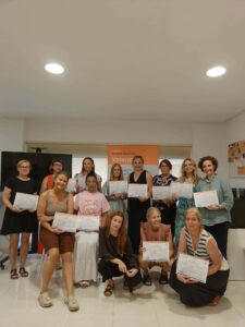 Zdjęcie grupowe kursantów prezentujących dyplomy
