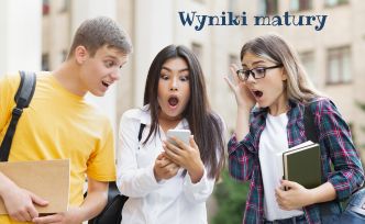 Trzy osoby stoją na zewnątrz i z niedowierzaniem oglądają coś na ekranie telefonu.