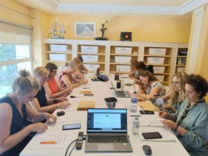 Grupa kursantów w sali lekcyjnej